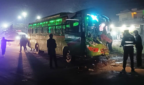 बस र ट्रक ठोक्किदा एकको मृत्यु, ११ जना घाइते